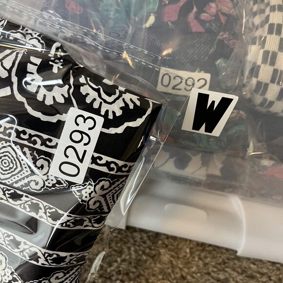 White House Black Market Top Womens Medium Black Silk Floral Boho Whimsigoth - Picture 7 of 7